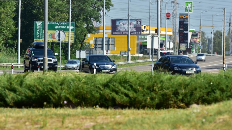 Машины Арсения Яценюка на пути в Киев, фото: Аркадий Манн, 