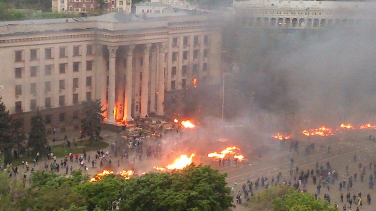 Горящий дом профсоюзов в Одессе