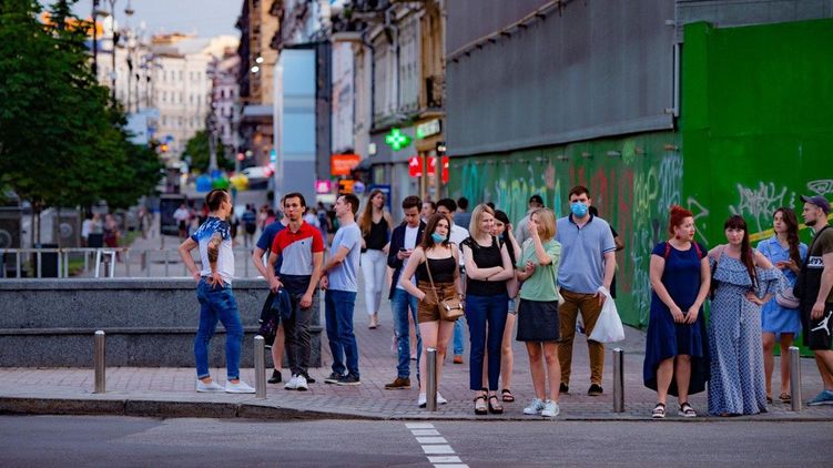 В Киеве многие уже не ходят в масках. Фото 