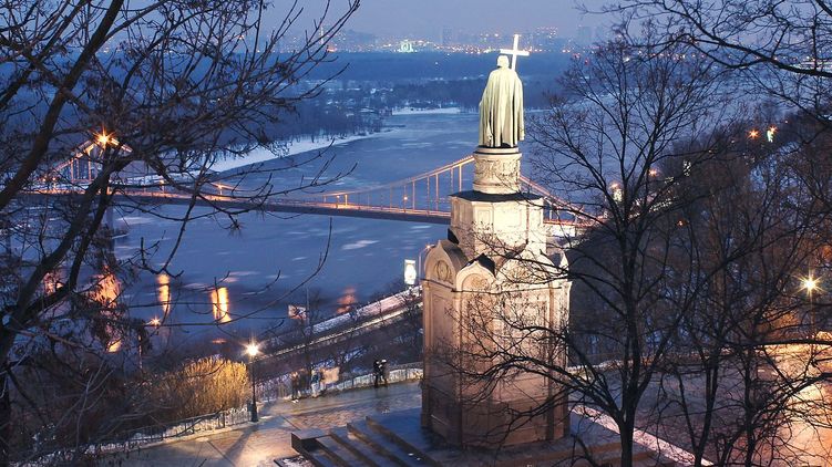 Памятник князю Владимиру Великому на Владимирской горке в Киеве. Фото: static.tonkosti