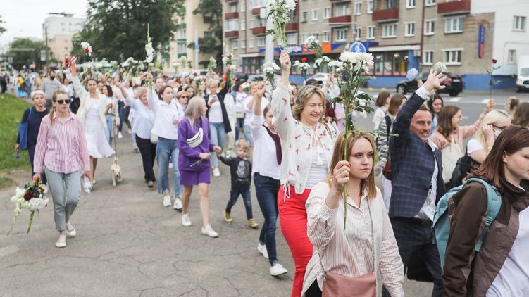 Эксперты считают, что Лукашенко устоит, а некоторые видят признаки гражданской войны. Фото: tut.by