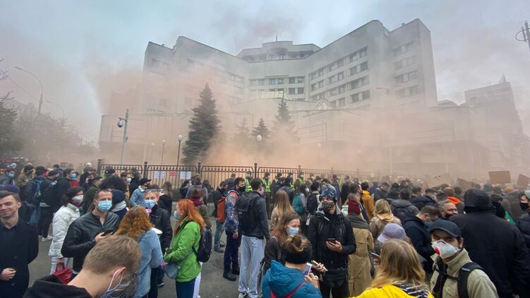 Сегодня под Конституционным судом собралась акция протеста. Фото: Страна