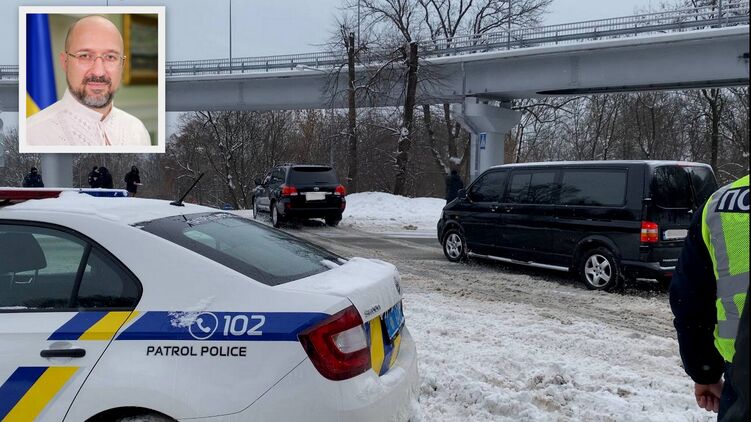 Автоколонна премьер-министра заезжает в КВЦ 