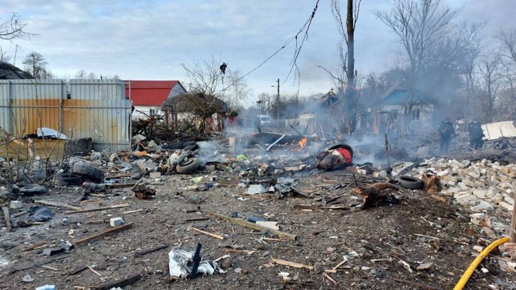 Фото с места падения ракетных обломков в Киеве