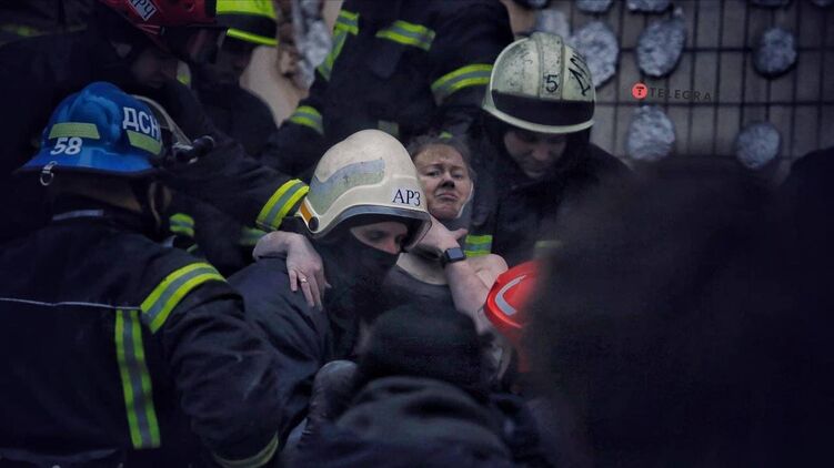 Жінка, врятована з-під завалів будинку у Дніпрі