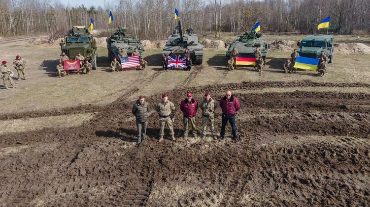 Натовська бронетехніка в Україні. Фото Міноборони