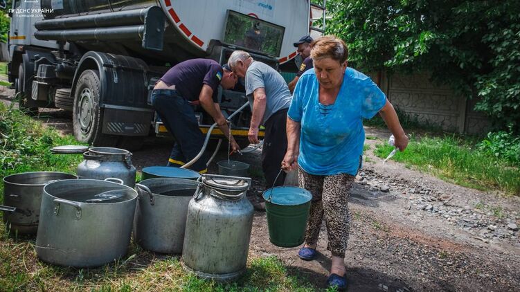 Спасатели подвозят воду в регионы после подрыва Каховской ГЭС. Фото ГСЧС