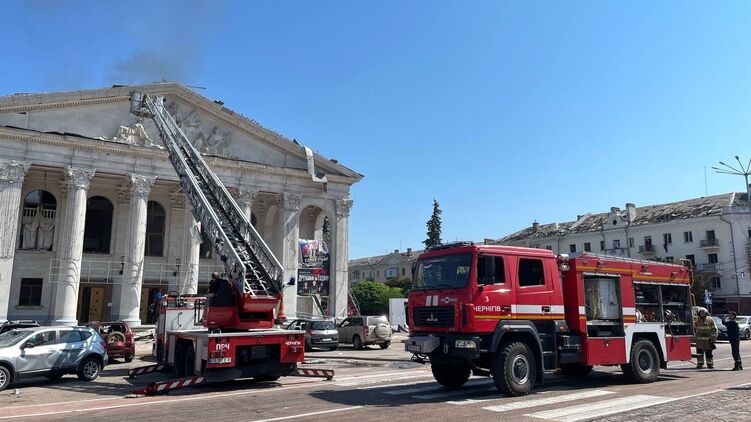 РФ завдала ракетного удару по центру Чернігова. Фото: ДСНС