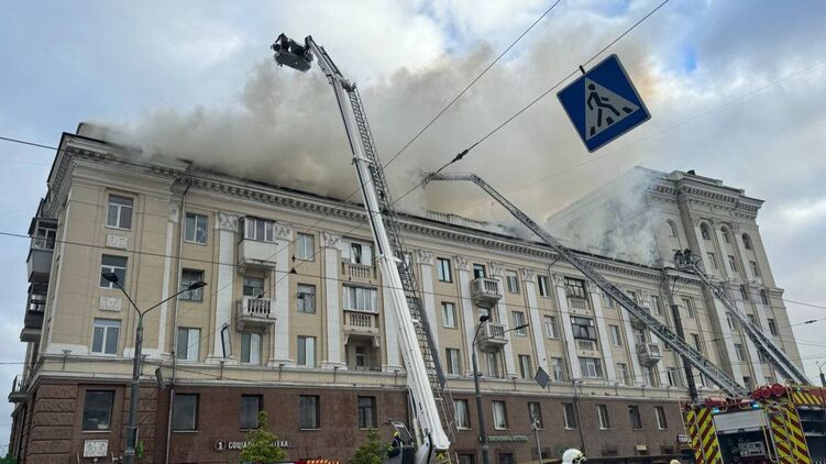 Здание в Днепре, куда был ракетный прилет сегодня утром