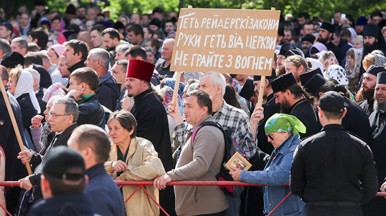 Около 10 тысяч человек приняли участие в молебне у стен Верховной Рады, где собирались принять законы о 