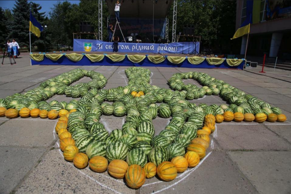 Арбуз на украинском. Тризуб из Кавунов. Тризуб из арбузов. Самый большой Тризуб из Кавунов. Самый большой Тризуб на Украине выложили.