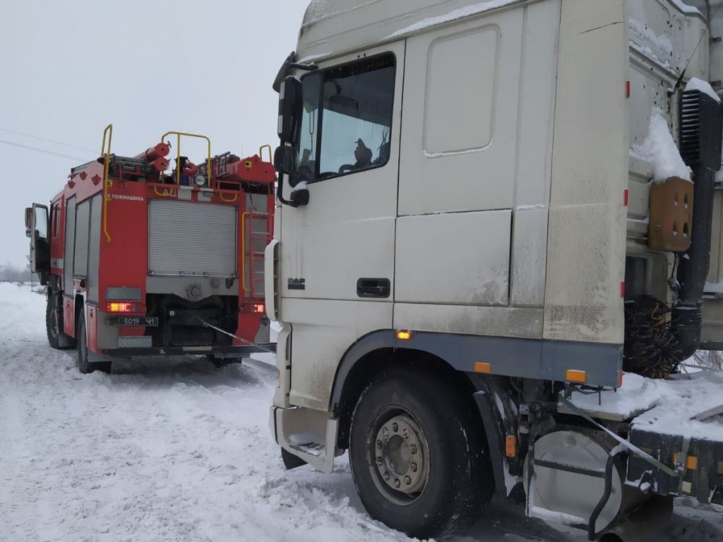 спасатели помогли грузовикам выбраться из сугробов