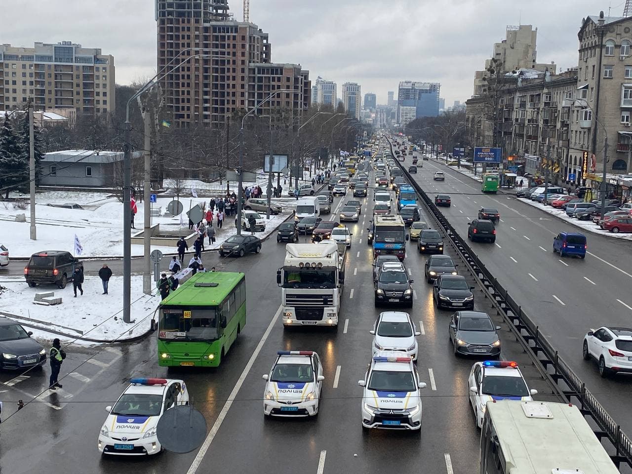 из-за похода ФОПов к посольству парализовано движение транспорта