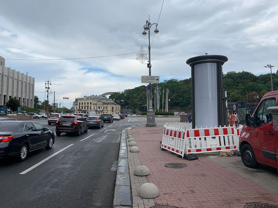 В Киеве устанавливают новые общественные туалеты. Скриншот: Фейсбук Петра Пантелеева