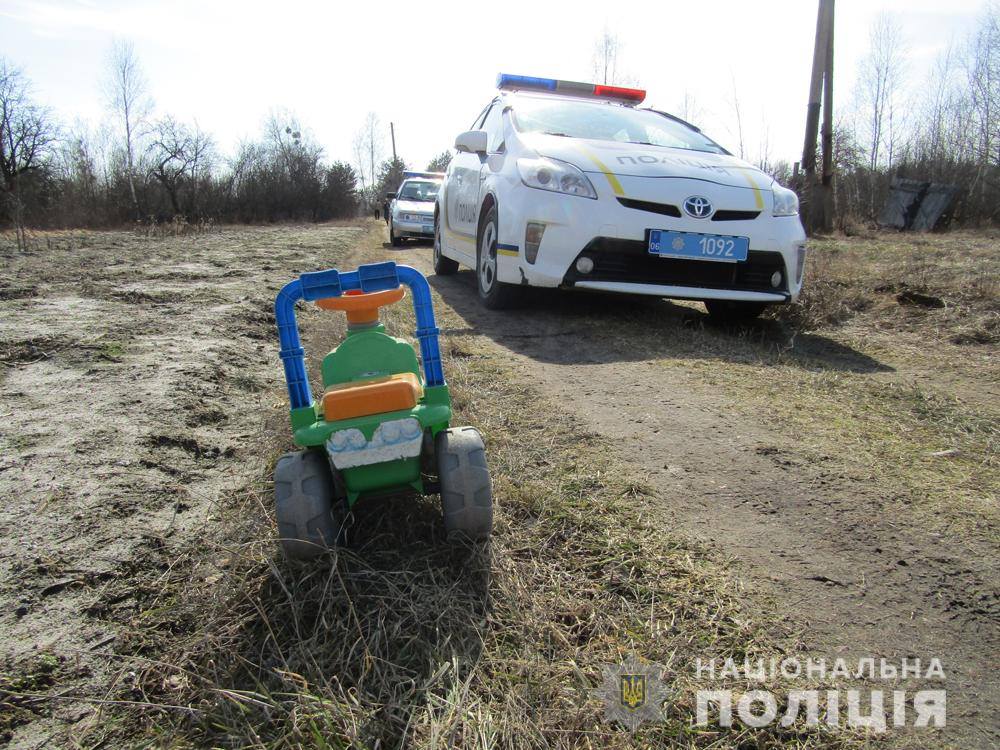 Под Житомиром полицейские нашли потерявшегося двухлетного ребенка. Фото полиции