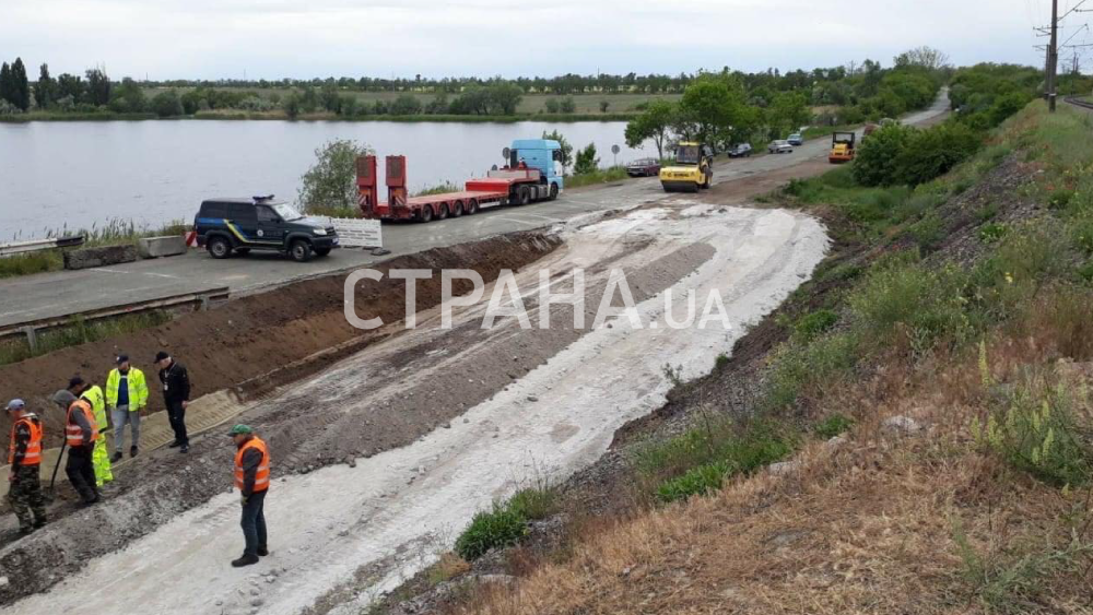 Работы возле рухнувшего Алексеевского моста под Никополем