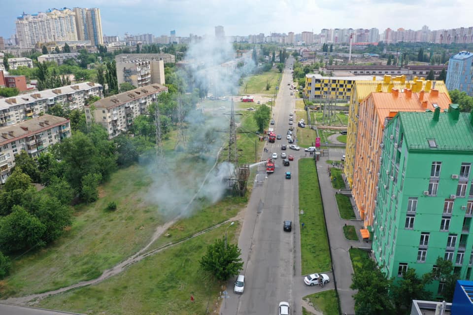 На высоковольтной вышке возле "Комфорт-Тауна" произошел пожар. Фото: 112.ua