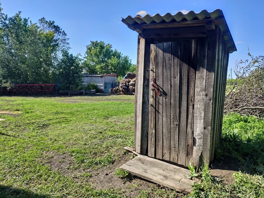 Уличный туалет в деревне фото