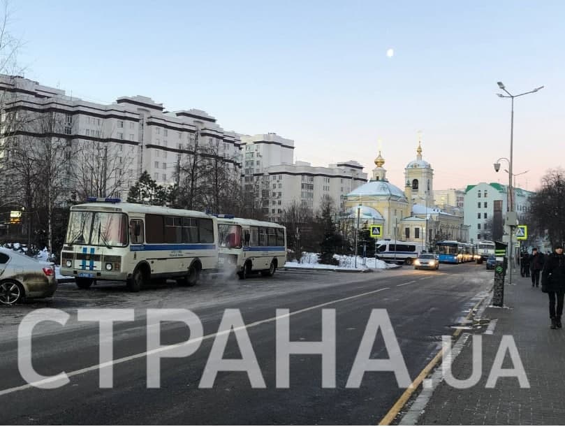 Перед судом по Навальному усилили меры безопасности. Фото: Страна