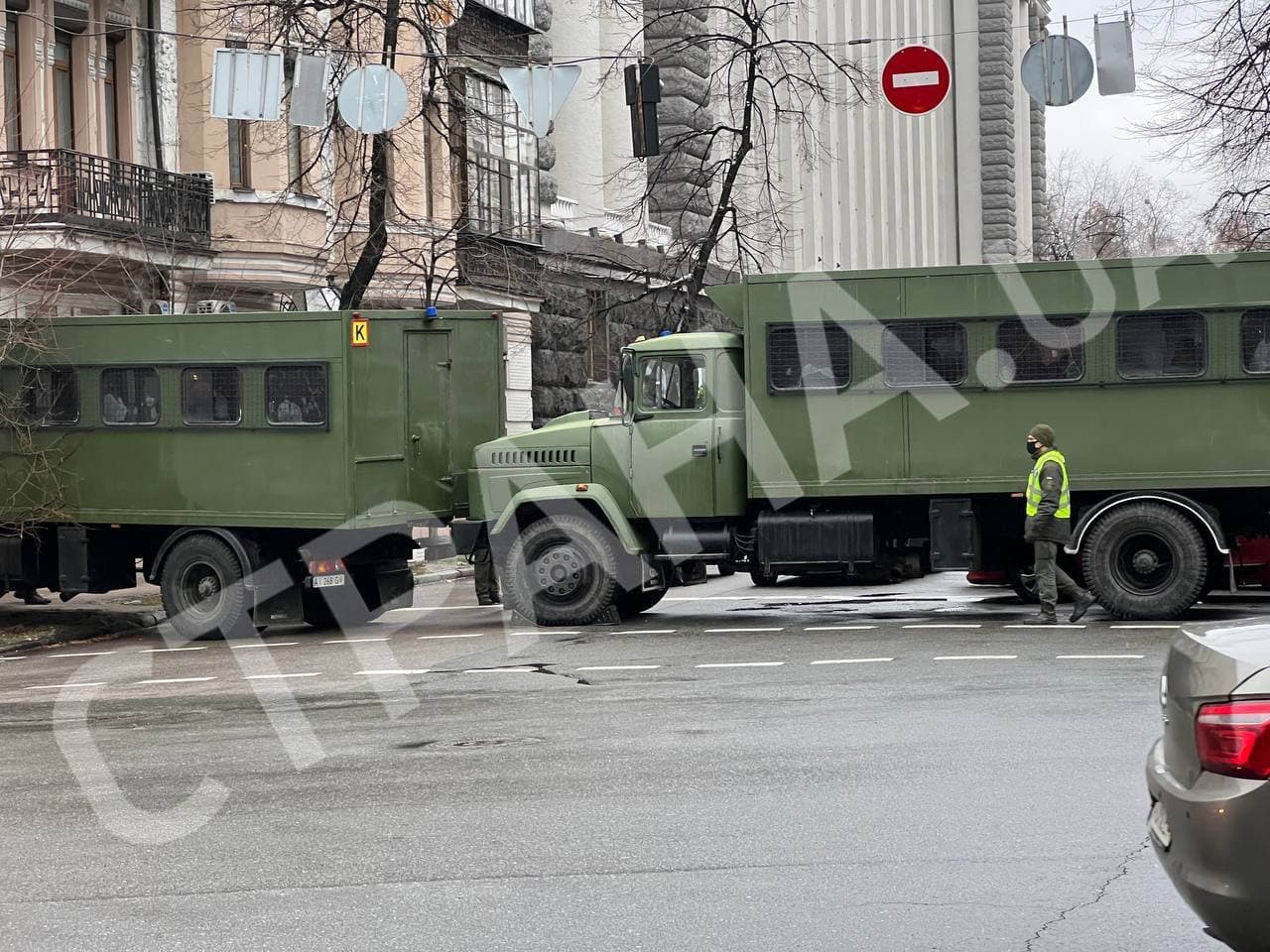 На Банковую стянули силовиков. Фото: "Страна"