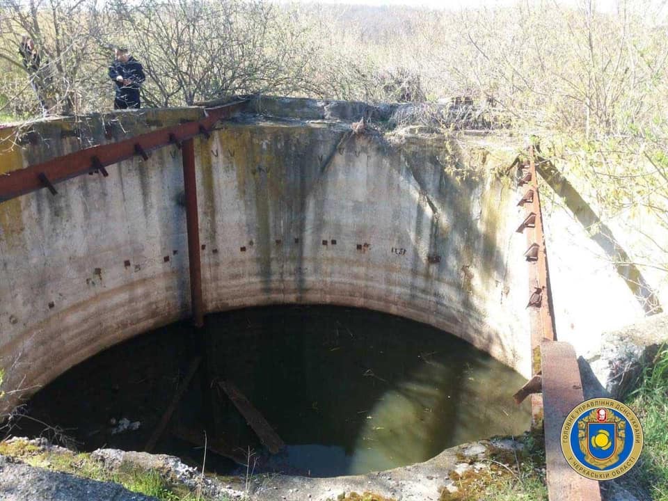 Ловушка, куда попали люди и собака