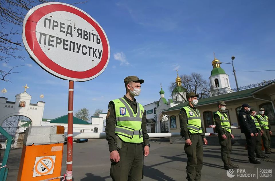 Полицейский кордон у стен лавры