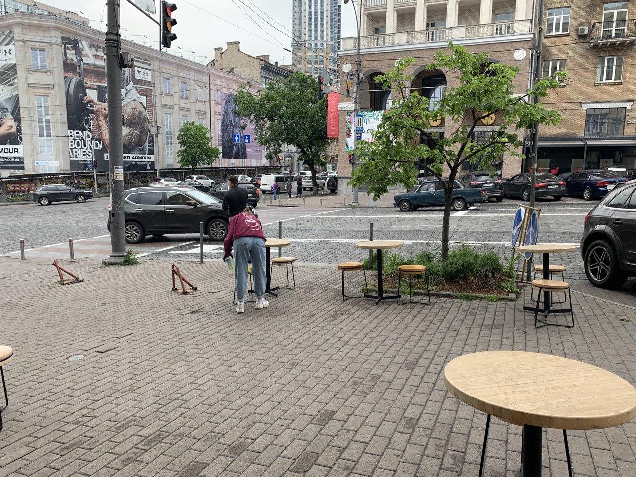 Дезинфекция столов в Такаве. Фото: Страна