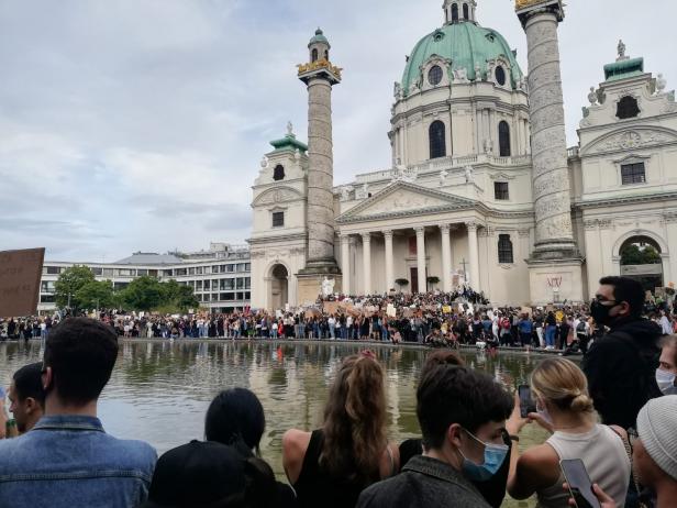 В Вене акция протеста в поддержку "черного майдана" собрала 50 тысяч человек. Фото: Kurier