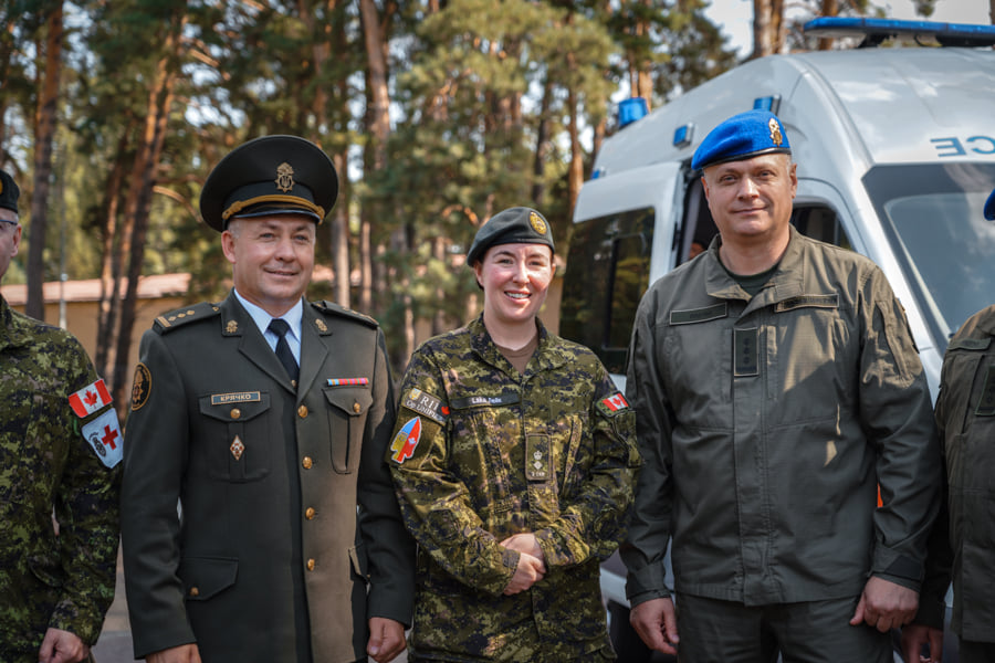 Канадские военные передали Нацгвардии учебные материалы