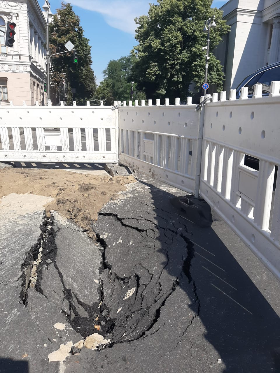 На улице Грушевского в Киеве провалился асфальт