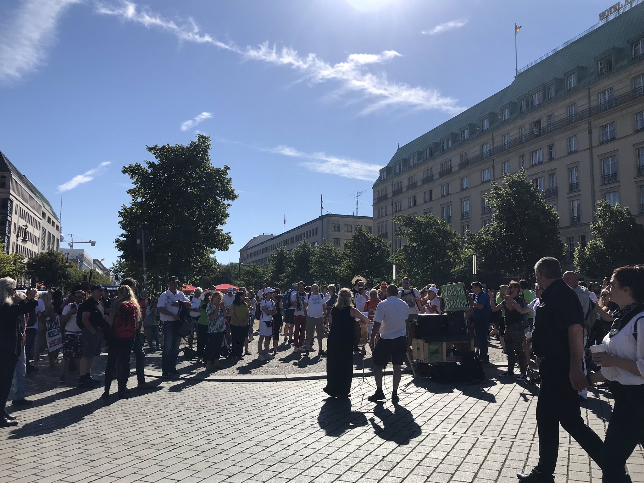 Митинг в Берлине. Толпа людей Берлине. Унтер-ден-Линден митинг. Протест в Нюрнберге.