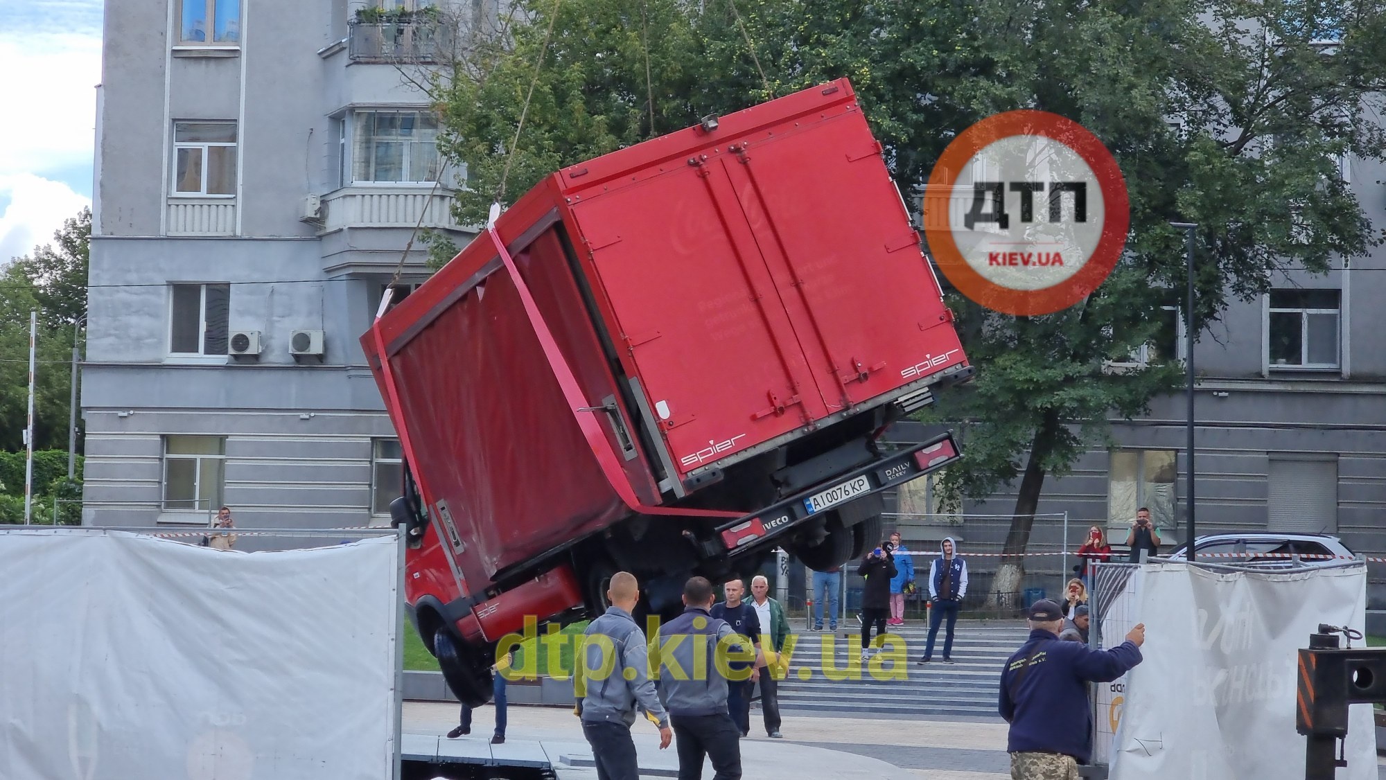 Фото: Грузовик провалился в фонтан возле станции метро Арсенальная в Киеве. Источник: dtp.kiev.ua 