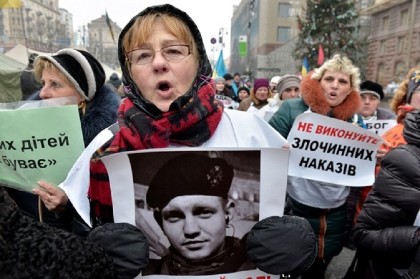 Матери активистов Майдана провели акцию под названием "Чужих детей не бывает". В ходе акции женщины с наклейками "Мама" на груди прошли по Майдану на улицу Грушевского скандируя "Чужих детей не бывает" и "Янукович, отпусти наших детей"
Фото: Таисия Стеценко/Корреспондент.net